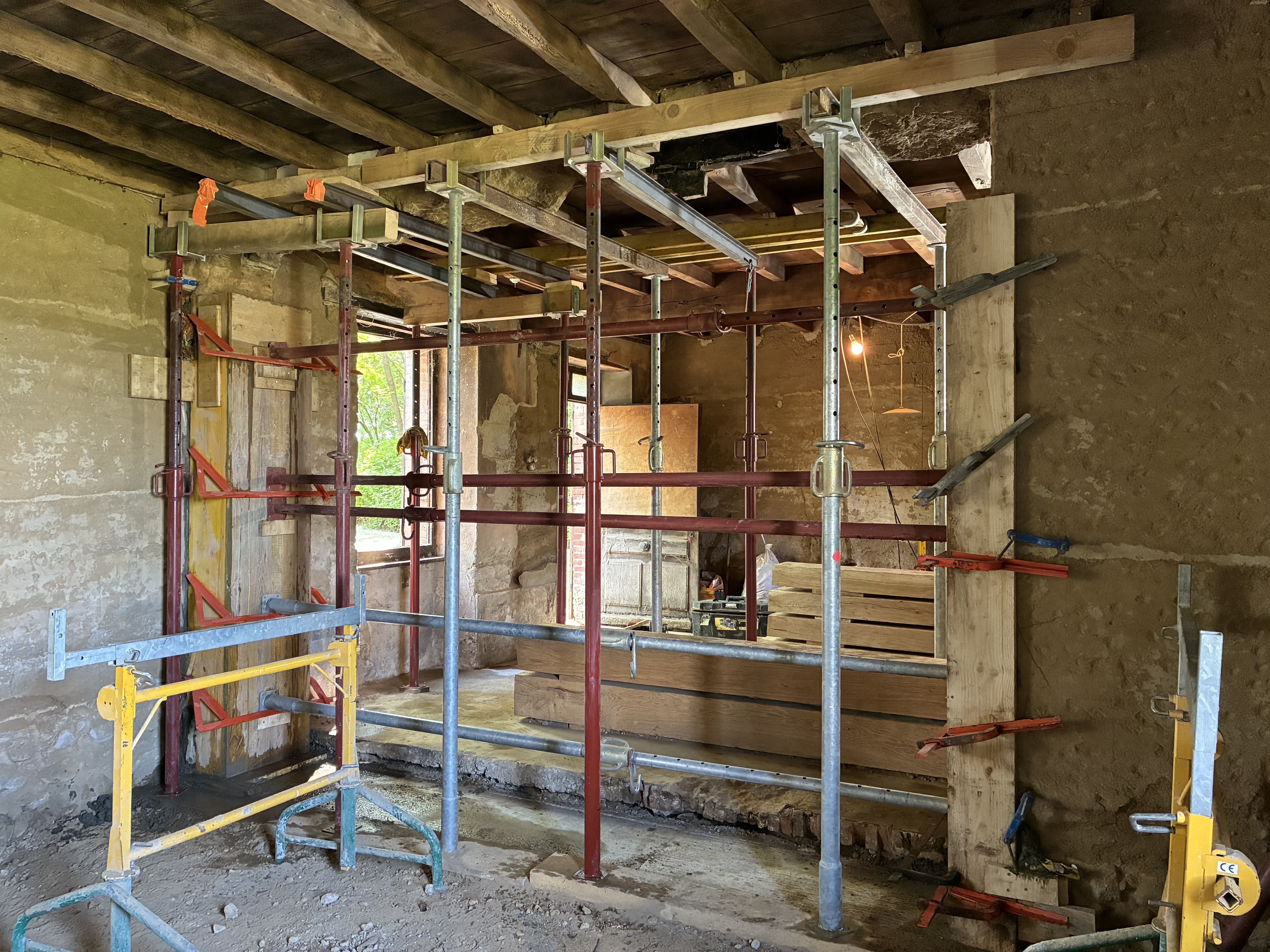Coffrage béton et étaiement pour jambages béton