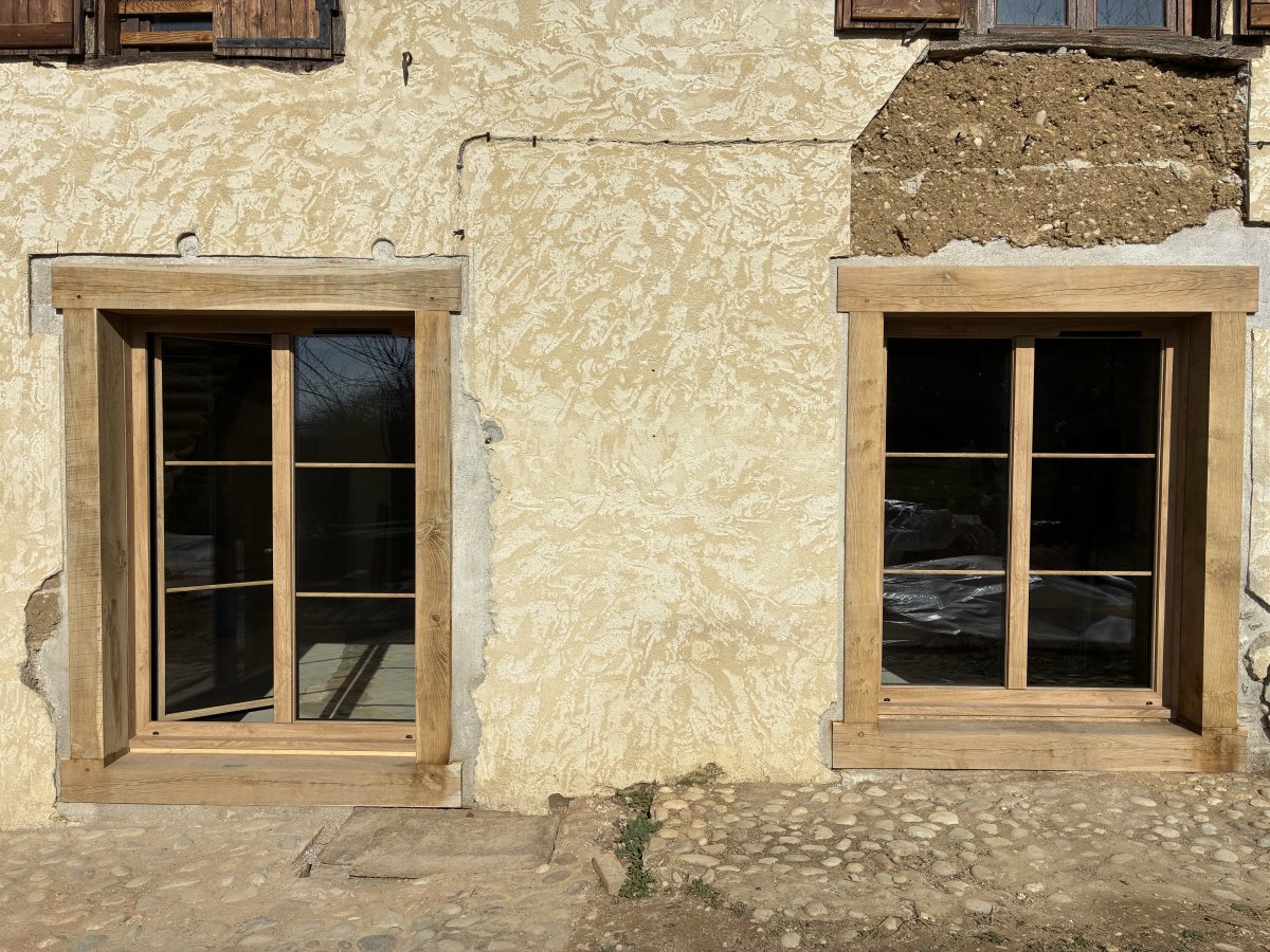 Ouvertures cadre chêne dans une maison en pisé à Saint-Geoire-en-Valdaine