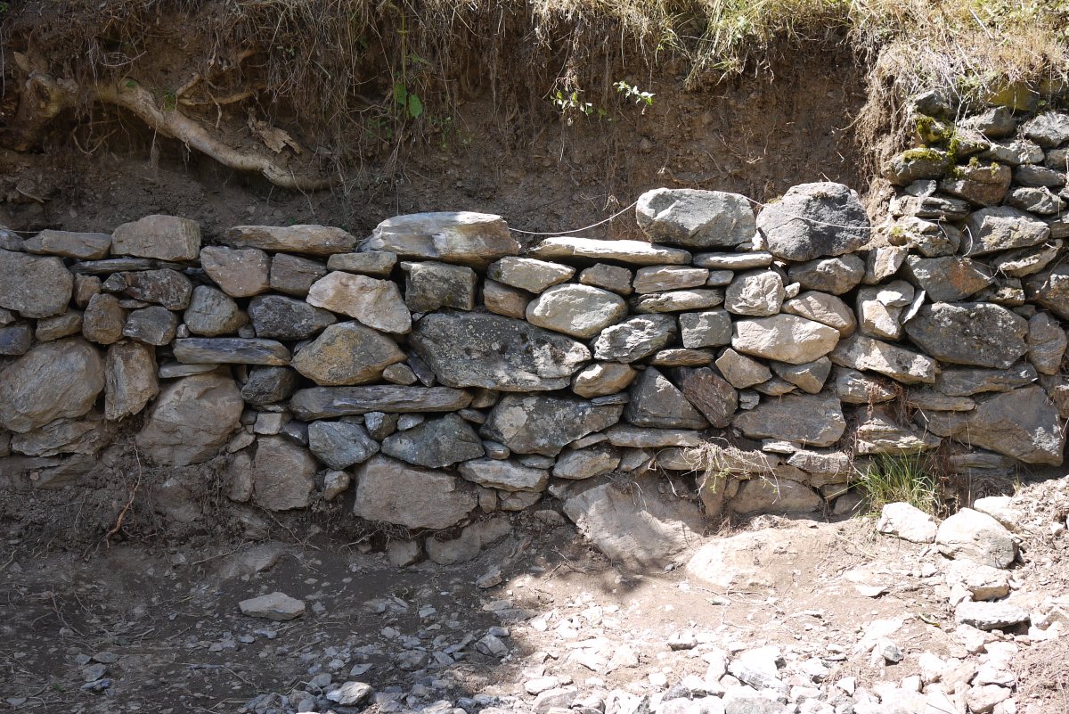 Mur de soutènement en pierres sèches